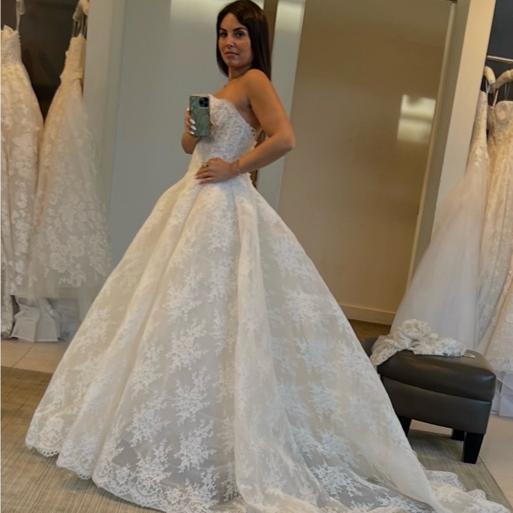 Monique Lhuillier Alexandra White Lace Wedding Dress - Picture 4 of 16